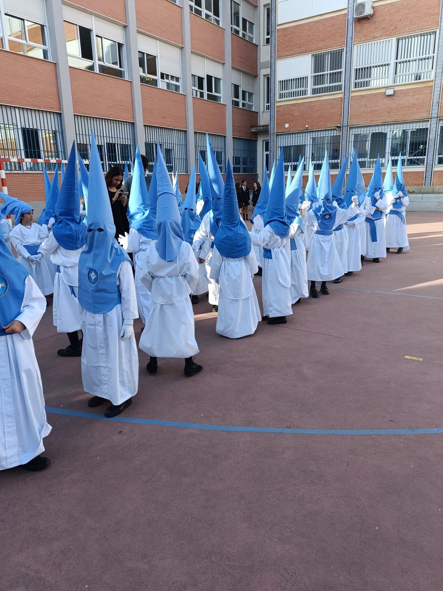 Estos fueron los primeros Nazarenos de Sevilla. Los de un colegio de Bellavista en la procesión infantil