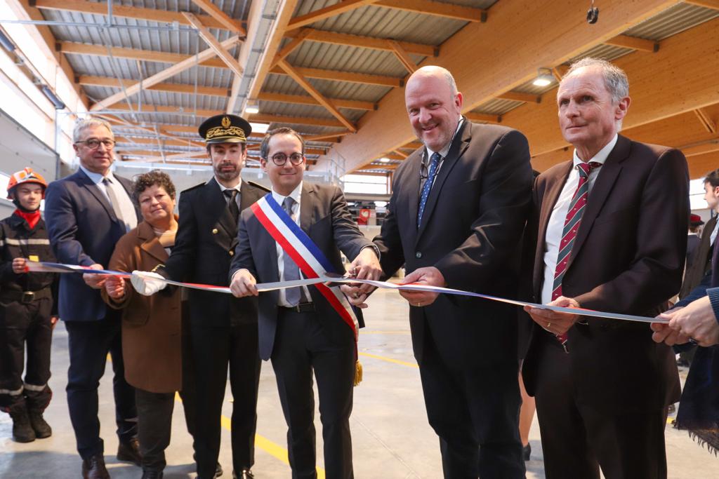 [ Cérémonie des sapeurs-#pompiers du <a href="/Departement_23/">Département Creuse</a> ]

✂ Ce samedi les élus et le Directeur de Cabinet <a href="/Prefet23/">Préfet de la Creuse</a> ont procédé à l'inauguration du Centre de d'Incendie et de secours de La Souterraine