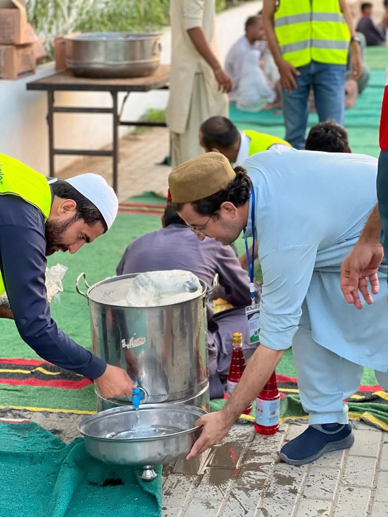 MSfoundationPK's tweet photo. Million Smiles Foundation Team #Karachi, is bringing smiles to the faces of over 150+ people by arranging an iftaar at Baitul Mukarram Masjid.

اس ماہِ نور، مسکراہٹیں بھرپور۔

#RamadanKareem #IftariSabKeLiey
#SmilesforHumanity #MillionSmilesFoundation https://t.co/EQrF0wq5QW