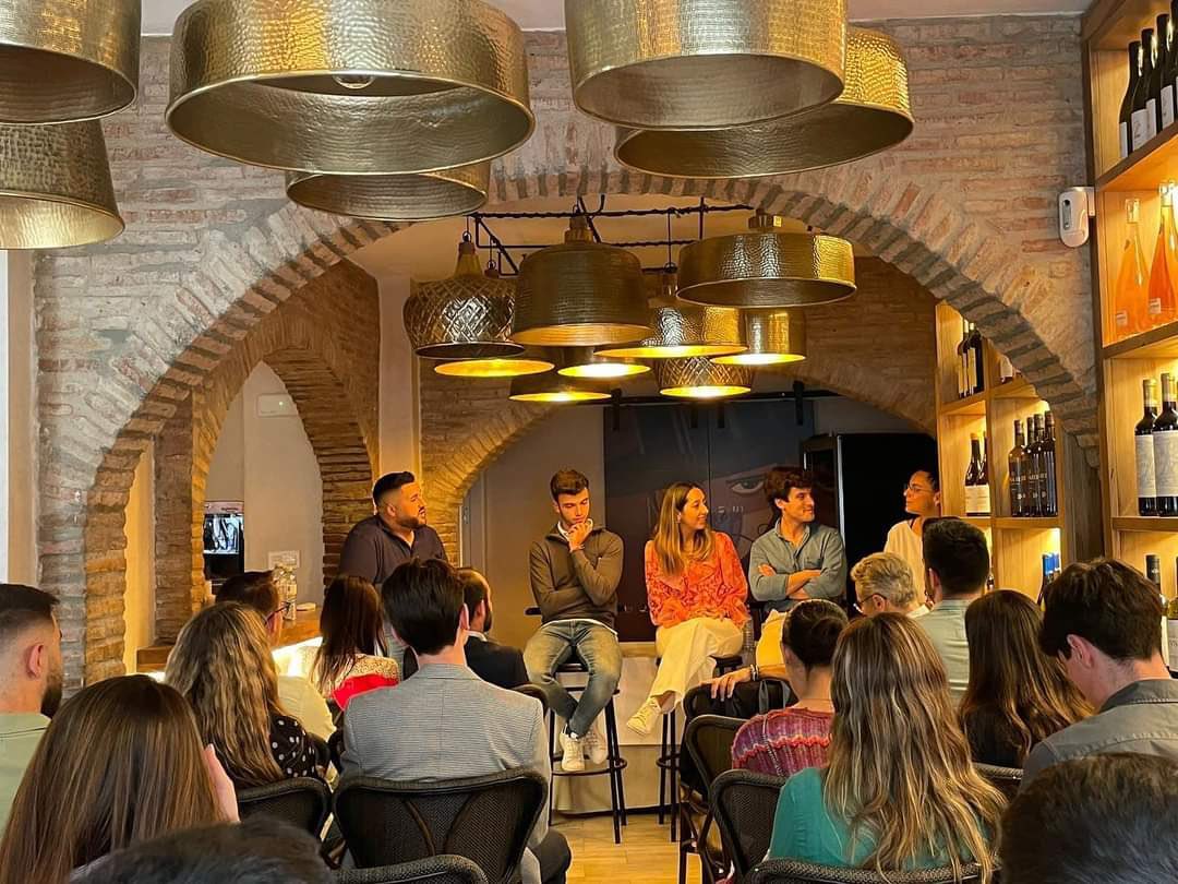 NNGGMalaga's tweet photo. ✝️ Tertulia Cofrade @NNGGMarbellaSP 

👉🏼 Junto a los compañeros de Marbela - San Pedro pudimos disfrutar de la voz joven de la Semana Santa de Marbella. 

¡Enhorabuena!

#Jóvenes #NNGG #Marbella #LibresYValientes #SemanaSanta https://t.co/f4fl8tb0G6
