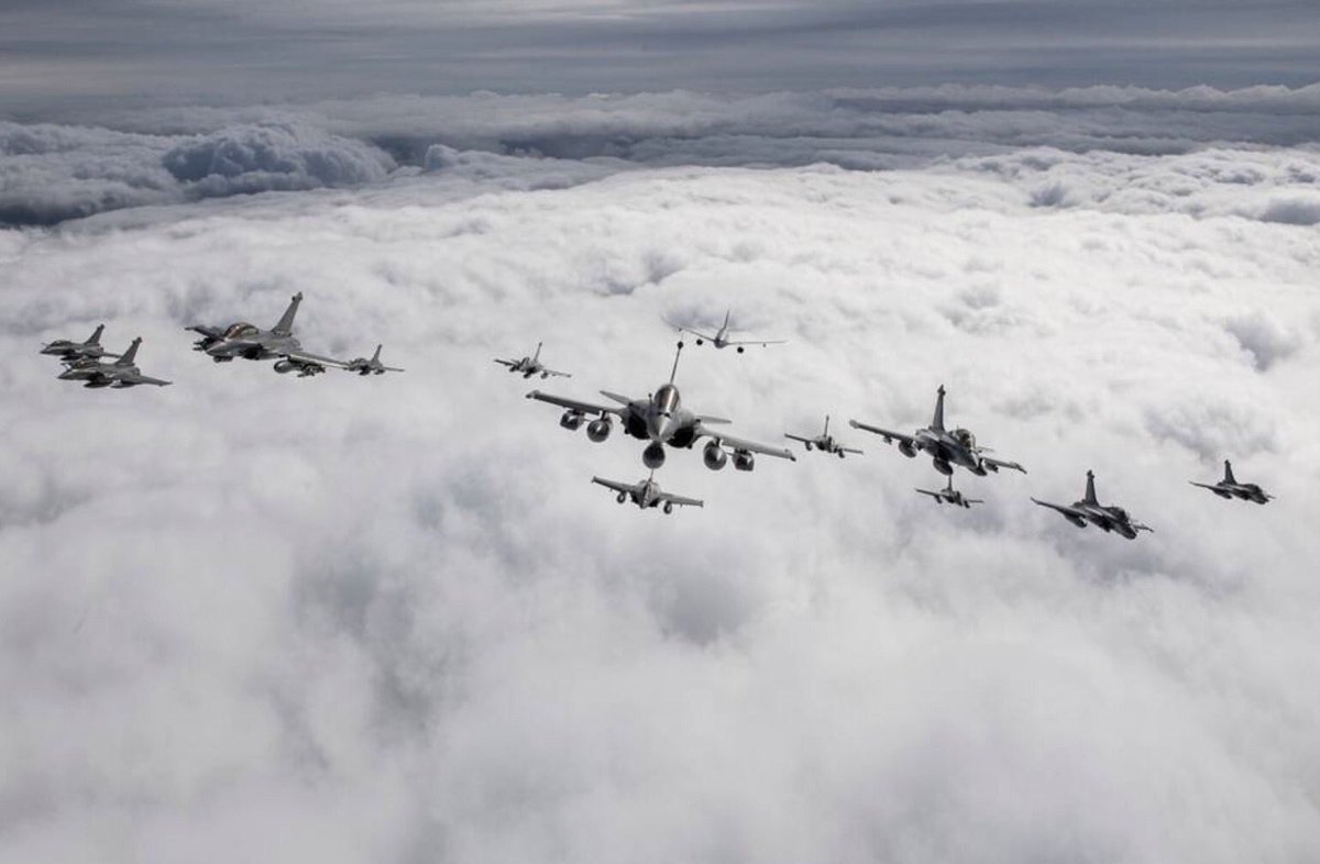 G_Yakovleff's tweet photo. L’Ukraine 🇺🇦 utilise la totalité du fonds d’aide US 🇺🇸 ouvert en 2023 et passe une commande d’une valeur de $7.5 milliards à Dassault Aviation afin d’acquérir 36 Rafales 👊🏻 https://t.co/ehJ7NzOeoY