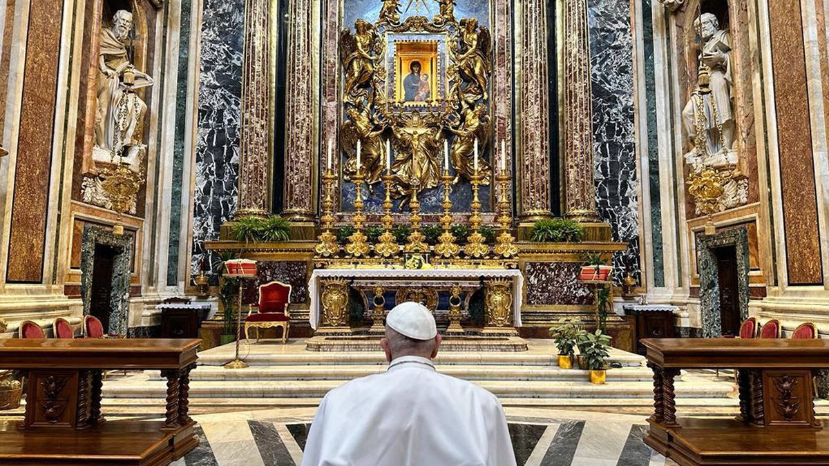 Pontifex266_pt's tweet photo. Agradeço a todos pela proximidade e oração. Confio a Maria os doentes, sobretudo as crianças, como aquelas que encontrei na ala de oncologia do Gemelli. Rezemos por quem sofre a perda dos seus caros e por quem trabalha no hospital, é necessário heroísmo. Eu os admiro. https://t.co/1VmUvhMRLE