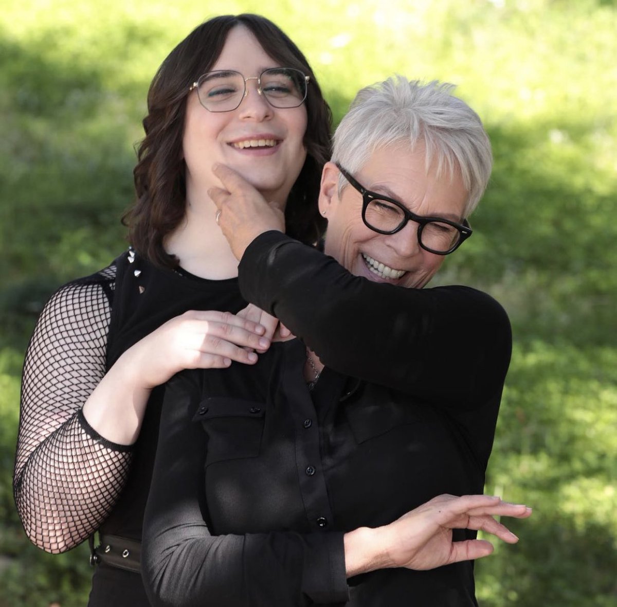 GossipRoomOff's tweet photo. 🚨 Jamie Lee Curtis rend hommage à sa fille transgenre :

"L'amour est l'amour. L'amour d'une mère ne connaît pas de jugement. En tant que mère, je suis en totale solidarité avec mes enfants alors qu'ils avancent dans l'univers comme leur moi authentique avec leur propre esprit, corps et idées. En ce jour de visibilité trans ma fille et moi sommes visibles." (via Instagram)