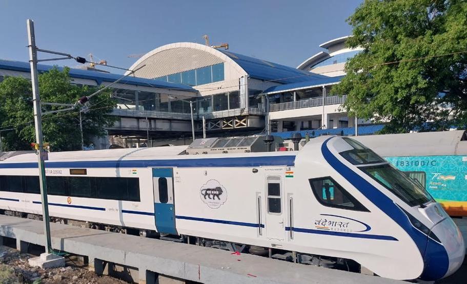 रानी कमलापति रेलवे स्टेशन, भोपाल से रवाना होने वाली देश की 11वीं #VandeBharatExpress सर्विस (12वीं#VandeBharat ट्रेन) अपनी पहली यात्रा के लिए तैयार है।