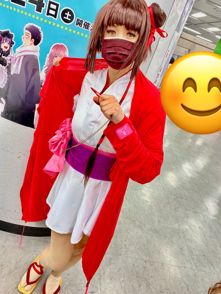 desutomira_de's tweet photo. 本日は池袋のコスプレイベントに
参加してました。
このキャラわかりますか？
誰もわかんないだろうと思ってたら
当てちゃう方々がいてビックリ‼️
オリジナル要素として取り入れた
赤いショールは@mfille5 さん、
左手のペンダントは現地で購入した
@AS_koubou さん

#アコスタマルシェ https://t.co/nBZy1L5e86