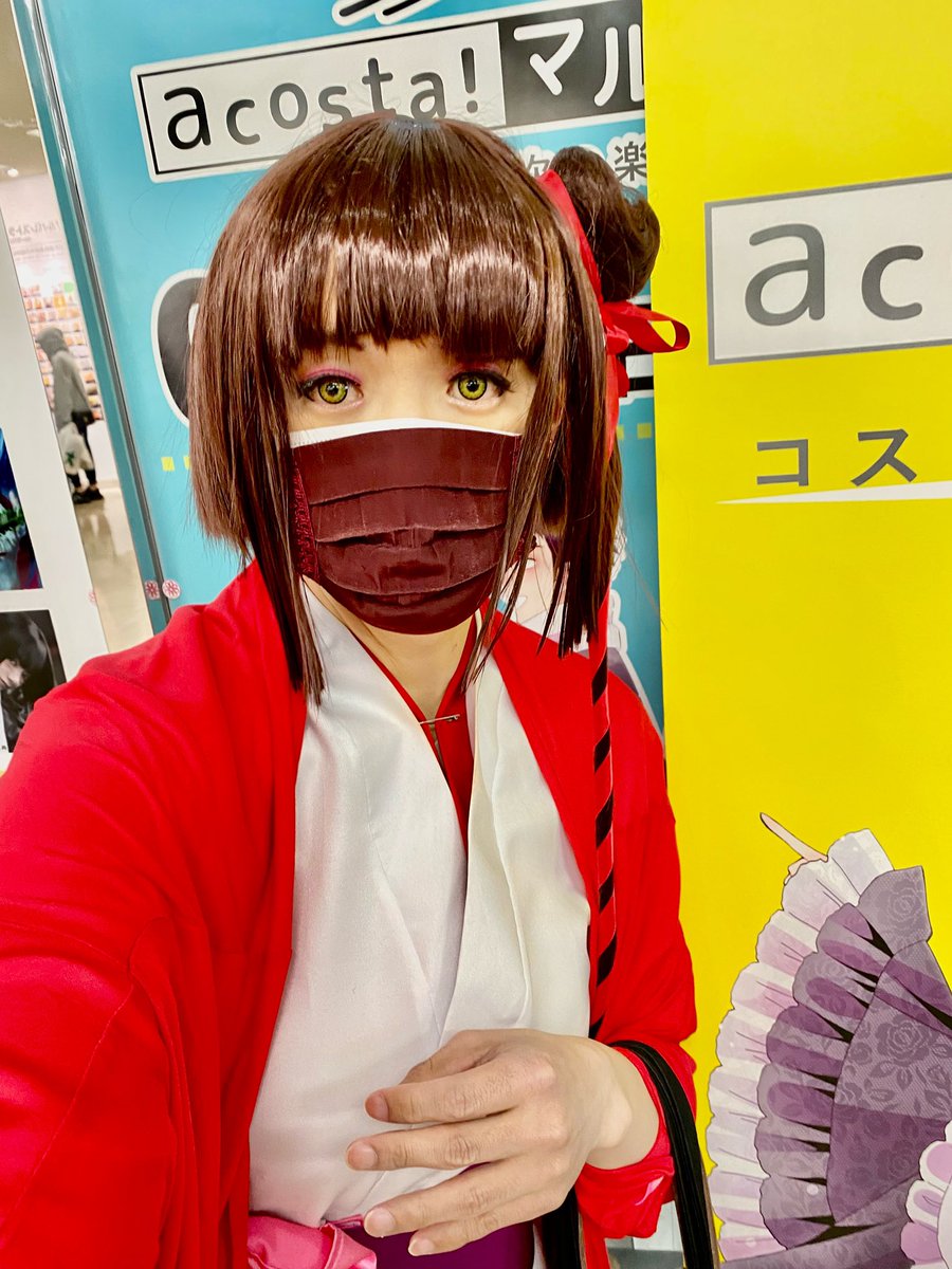 desutomira_de's tweet photo. 本日は池袋のコスプレイベントに
参加してました。
このキャラわかりますか？
誰もわかんないだろうと思ってたら
当てちゃう方々がいてビックリ‼️
オリジナル要素として取り入れた
赤いショールは@mfille5 さん、
左手のペンダントは現地で購入した
@AS_koubou さん

#アコスタマルシェ https://t.co/nBZy1L5e86