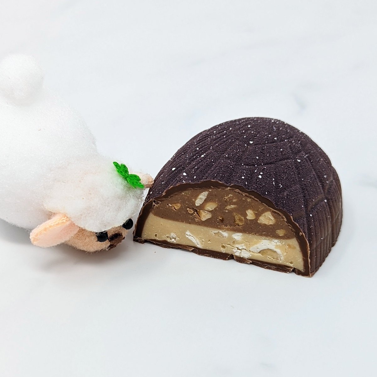 EponineChoc's tweet photo. We've just added a fresh batch of Sn'eggs to the website!

All 3 flavours are back in stock, including these milk chocolate Sn'eggs filled with Piedmont hazelnut and honey almond pralines.

Order by Monday for delivery in time for #Easter (and before Stanley eats them all 🐑) https://t.co/QrV4pe9IgC