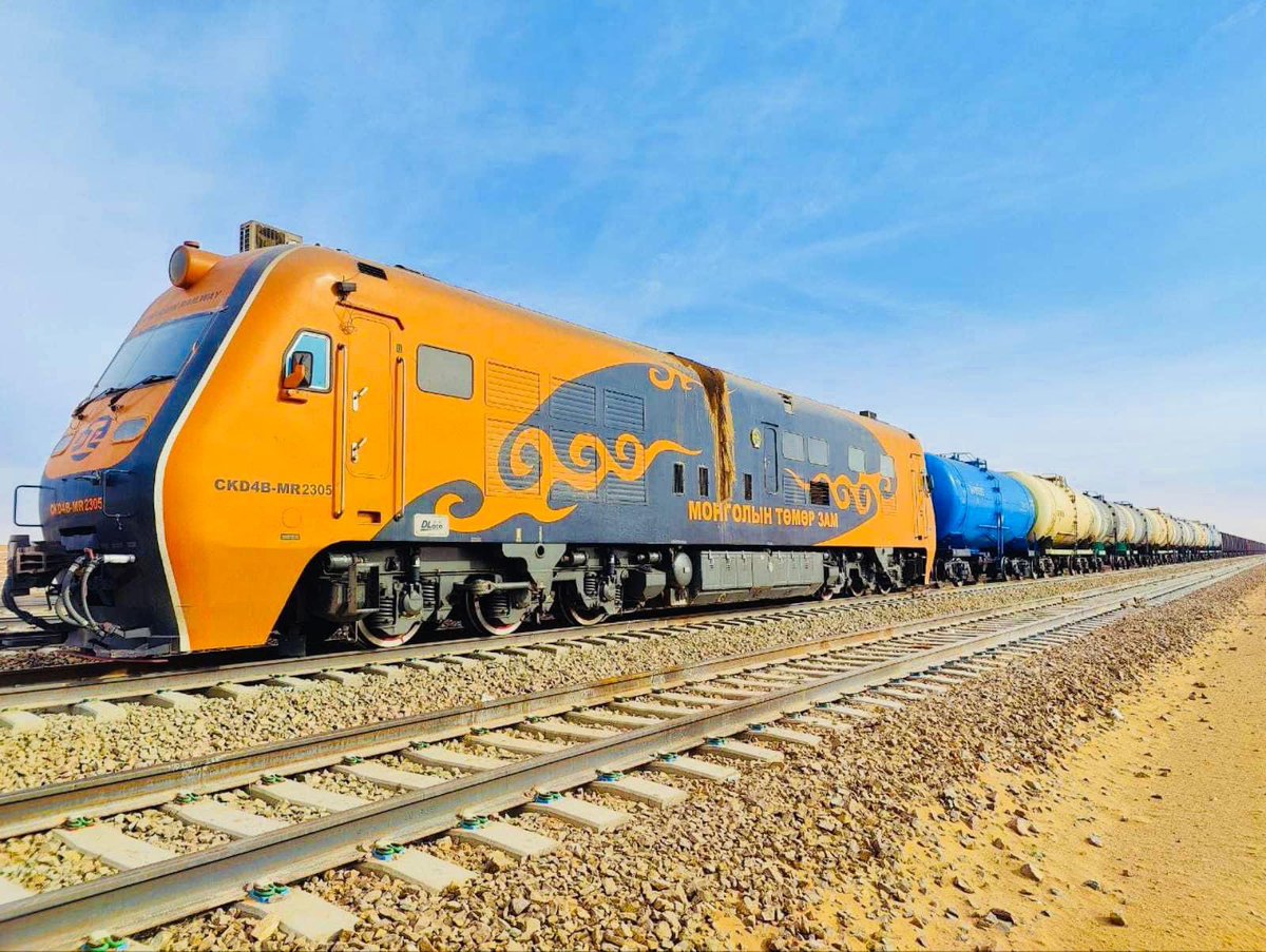 ТАВАНТОЛГОЙ-ЗҮҮНБАЯН ЧИГЛЭЛИЙН ТӨМӨР ЗАМААР ШАТАХУУН ТЭЭВЭРЛЭЛТИЙГ  ЭХЛҮҮЛЛЭЭ Өнөөдөр дизель түлш тээвэрлэсэн 10 цистерн бүхий галт тэрэг Зүүнбаян өртөөнөөс 416,1 км аялаж Цогтцэций өртөөнд орж ирлээ.