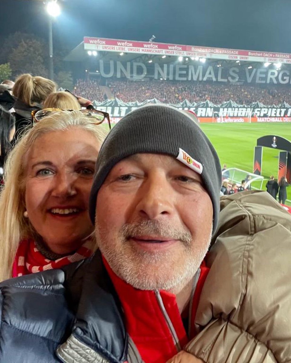 Corine Turrini Flury (@ctfcrea) on Twitter photo <a href="/BotSchweizDE/">Botschafterin Livia Leu</a> <a href="/CHBotschaftDE/">Botschaft der Schweiz in Deutschland</a> <a href="/fcunion/">1. FC Union Berlin</a> <a href="/coletteseger/">Colette Seger</a> Für Fondue in Berlin ist Urs empfänglich. Besuch bei meiner lieben Freundin <a href="/JenifferSchmid/">Jeniffer Mulinde-Schmid - aka Schwarze Heidi</a> und ein Spiel von <a href="/fcunion/">1. FC Union Berlin</a> lassen wir uns nie entgehen, wenn wir Urs in #Berlin besuchen. Bis jetzt konnten wir immer auf einen Sieg anstossen 🥳 Hoffen wir auf weitere 3 Punkte heute. <a href="/BotSchweizDE/">Botschafterin Livia Leu</a> <a href="/CHBotschaftDE/">Botschaft der Schweiz in Deutschland</a> <a href="/fcunion/">1. FC Union Berlin</a> <a href="/coletteseger/">Colette Seger</a> Für Fondue in Berlin ist Urs empfänglich. Besuch bei meiner lieben Freundin <a href="/JenifferSchmid/">Jeniffer Mulinde-Schmid - aka Schwarze Heidi</a> und ein Spiel von <a href="/fcunion/">1. FC Union Berlin</a> lassen wir uns nie entgehen, wenn wir Urs in #Berlin besuchen. Bis jetzt konnten wir immer auf einen Sieg anstossen 🥳 Hoffen wir auf weitere 3 Punkte heute.