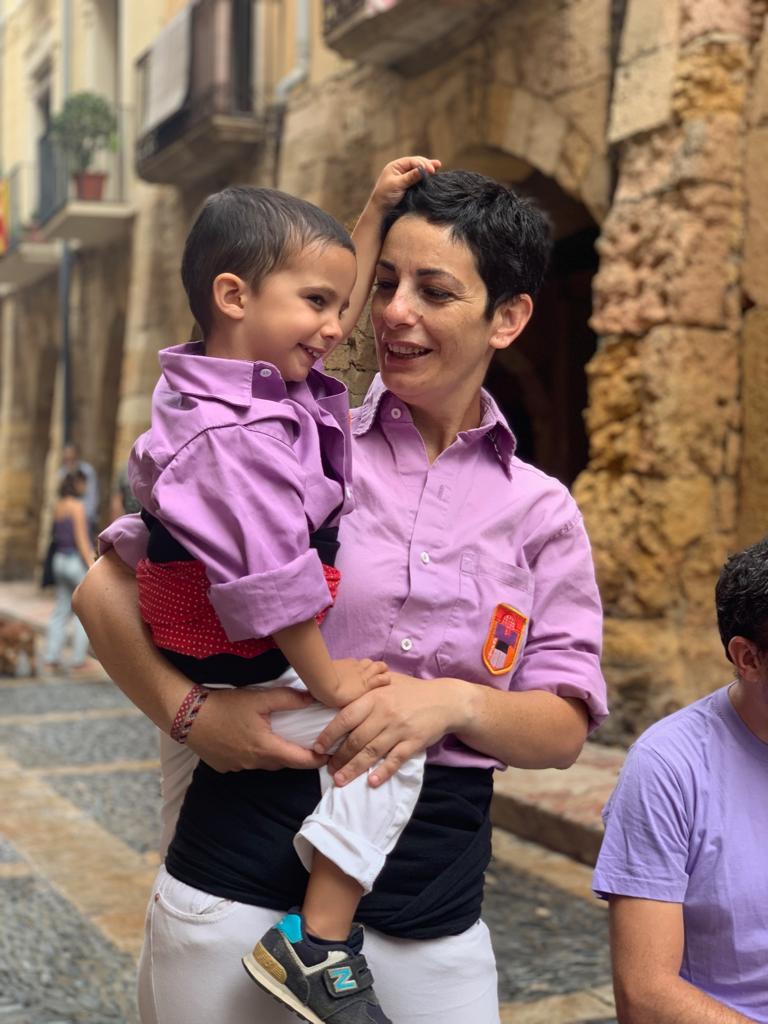 Consternats pel traspàs de la Sílvia Mimbrero, castellera de la Colla, companya del Frankie i mare del petit Joan Albert.

Des de sempre havia seguit la Jove i va començar a vestir la camisa lila poc abans de formar la seva pròpia familia.

#castells #castellers #castelleres