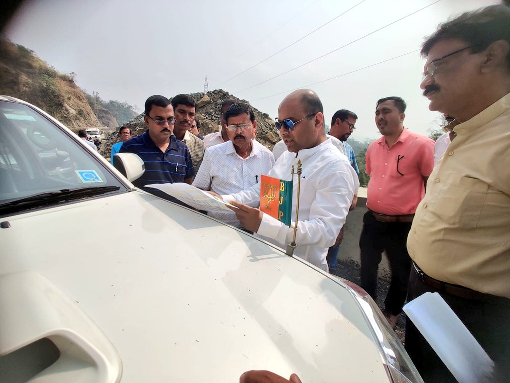 drrajdeeproy's tweet photo. 14. I visited the site of #Mahasadak on 24th February 2023 and reviewed the progress of work on the 25 km 4-lane #Balacherra-#Harangajao section of #NH54 along with officials of @MORTHIndia. As of now 60% of the work has been completed. https://t.co/KRrANoKWXd
