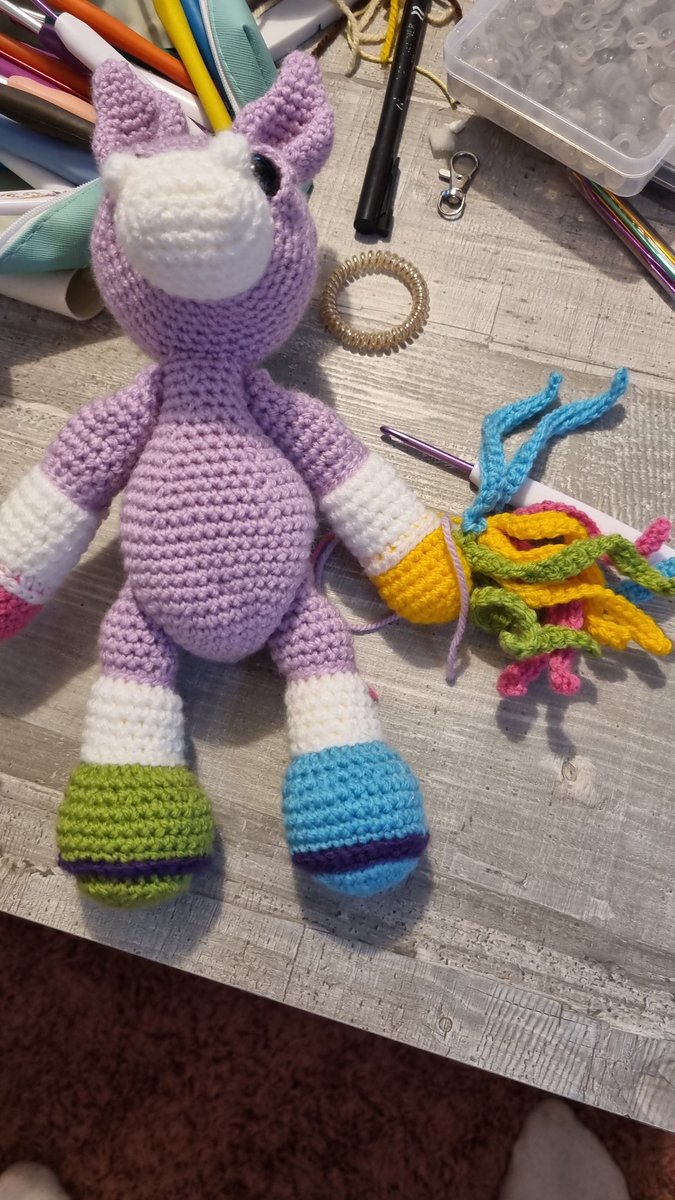 Die Haare fürs Einhorn häkeln is immer n Albtraum.... 🙈🙈
Die einzige Voraussetzung fürs Einhorn war 'BUNT'. Ich glaub das hab ich 🙈🙈

#Handarbeitsclub #unicorn #einhorn #crochet #häkeln #WIP  #diy #crochettoys