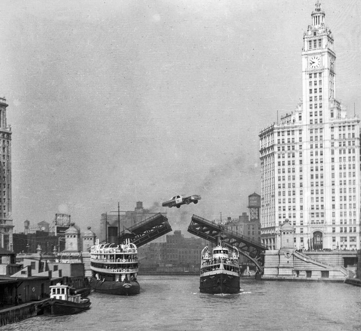 Historical Photo of the Day: The Chicago River at the DuSable Bridge on Michigan Avenue in July 1923. Join us on April 11 to learn how the #MWRD protects public health and safety by treating #wastewater and managing #stormwater ⬇️ 
us06web.zoom.us/meeting/regist…
🏗💧💩🧪🧫🔬🌊🌞
