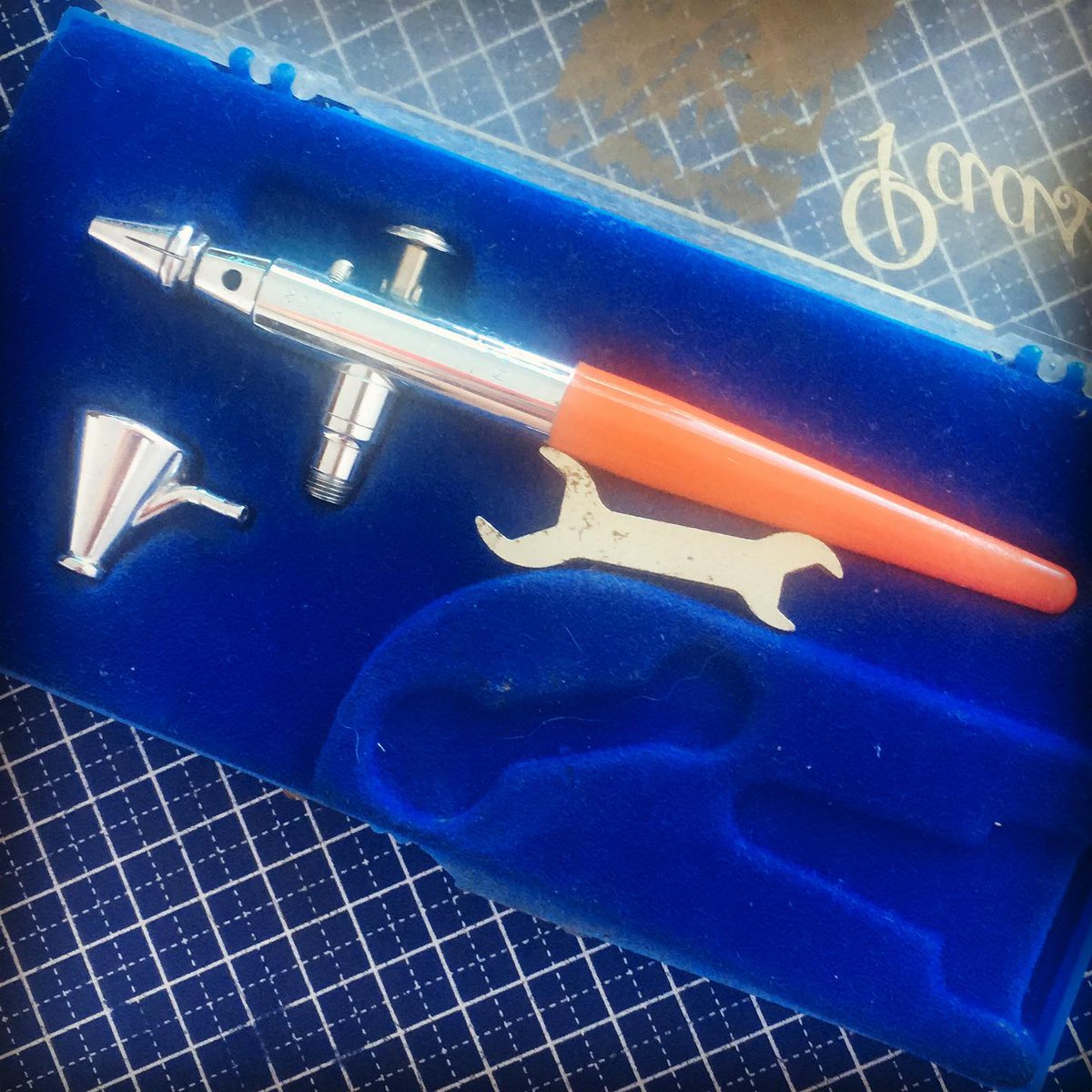 Let's have some weekend fun with a riddle, medical illustration folks! 

What’s not prehistoric, but relative to a technology advancements timeline it is? Any guesses?

The one above is an example, do you know what it is? Have you used it before, and would you use it again? Share