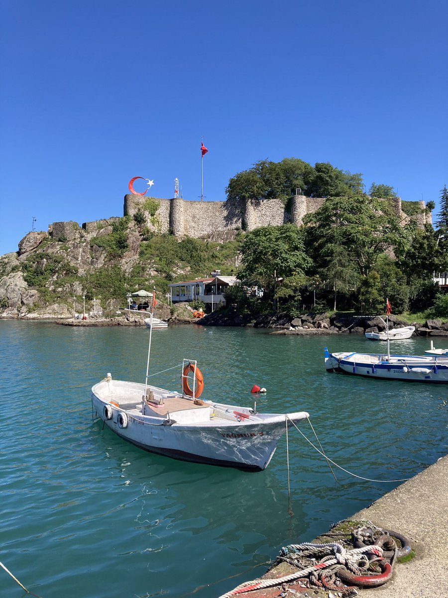 Seni düşünmek güzel şey,
ümitli şey,
dünyanın en güzel sesinden
en güzel şarkıyı dinlemek gibi birşey... 01/04