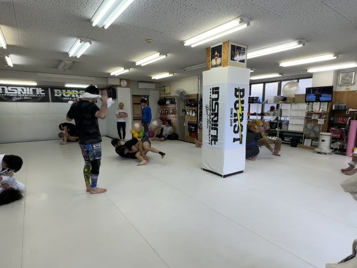 ryuto_kamikaze's tweet image. 今日は出稽古で総合格闘技道場BURSTさんの練習に参加させていただきました。

試合前に良い刺激になりました。

佐々木代表、選手の方々ありがとうございました！
#総合格闘技道場BURST 
#FORCE17 #shooto0423 #修斗