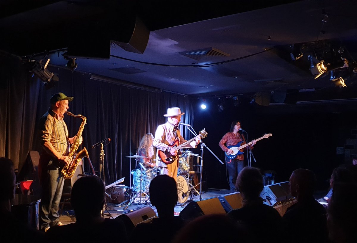 TheOtherIndrani's tweet photo. End of the night. Unforgettable show from @davegraney &amp; @clarecmoore accompanied by the amazing Adele on bass &amp; Dave on sax—killer. #DaveGraney #ClareMoore #InaMistLY #TheGreatClub https://t.co/TiEplwyrXc