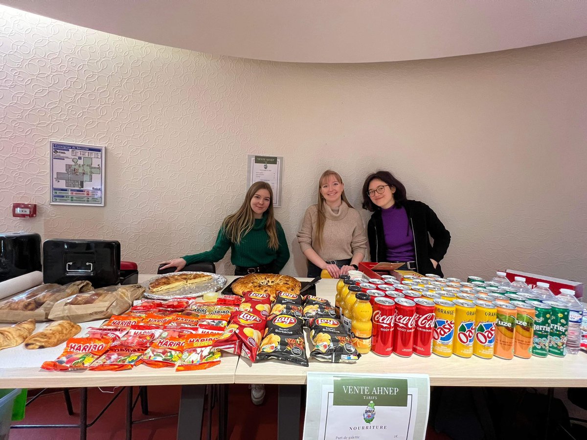 AHNEP54's tweet photo. Évidemment, on est partout mais surtout à la fac ! On a pu organiser plusieurs ventes dans les bu Santé et Artem. Nous avons également pu participer à la journée portes ouvertes de la @FacPharma_54 ! https://t.co/R3LtlMqGlX