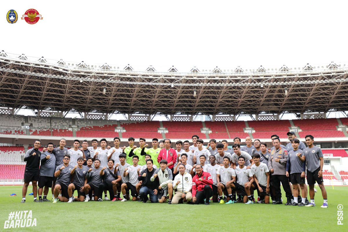 PSSI's tweet photo. Terima kasih Bapak Presiden Joko Widodo atas kunjungan dan perhatiannya terhadap Timnas Indonesia. ❤️🇮🇩

#KitaGaruda https://t.co/58u8XUkVOU