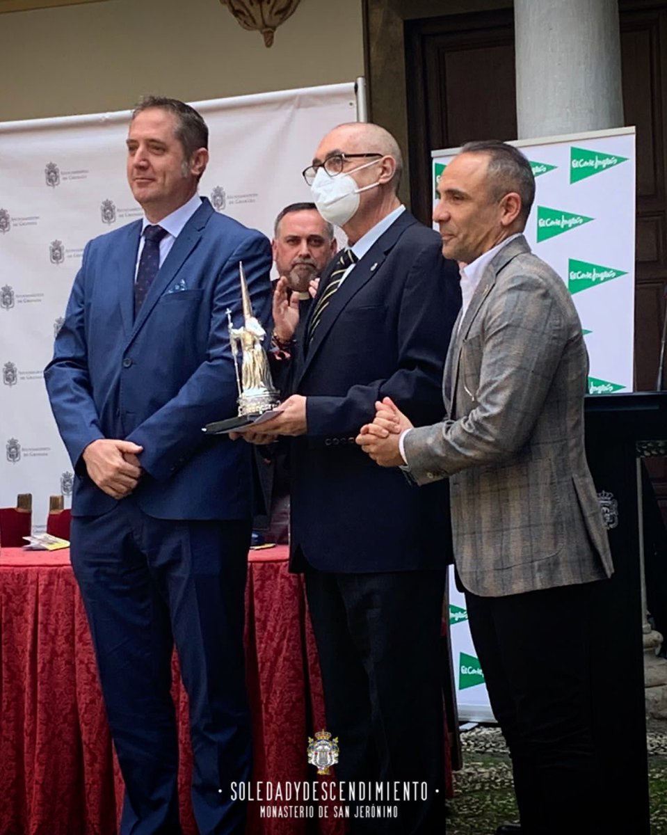🟡 Este medio día, Nuestra Hermandad, ha recibido en el patio del <a href="/aytogr/">Ayuntamiento de Granada</a> el Premio Nazareno de Plata tras llevar a cabo el Reconocimiento Canónico y Pontificio de la Coronación de Nuestra Señora de la Soledad.