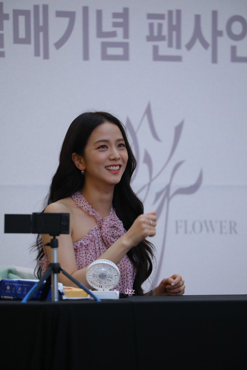 stradcap's tweet photo. 230401
#지수   #JISOO   지수개인 사인회
#블랙핑크    #BLACKPINK #JISOO_FLOWER 🌹 https://t.co/NeVxmSgt1T