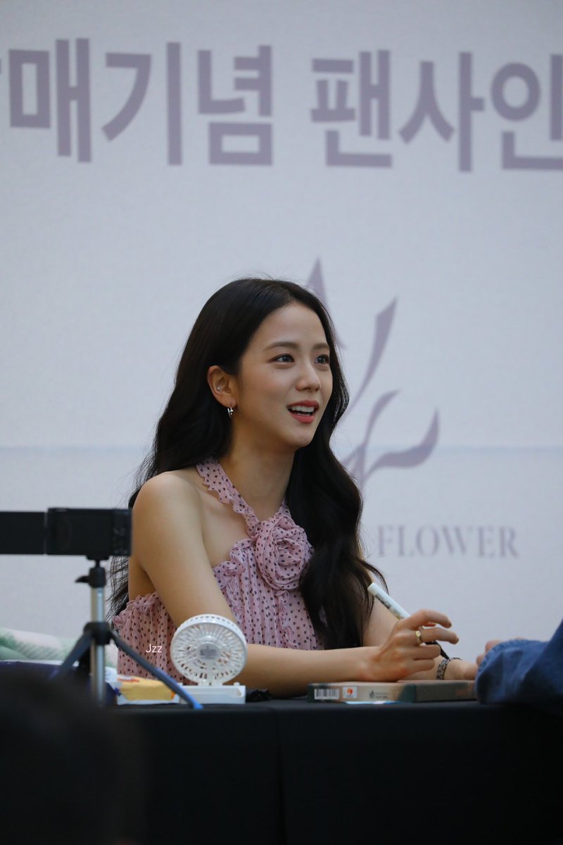 stradcap's tweet photo. 230401
#지수   #JISOO   지수개인 사인회
#블랙핑크    #BLACKPINK #JISOO_FLOWER 🌹 https://t.co/NeVxmSgt1T