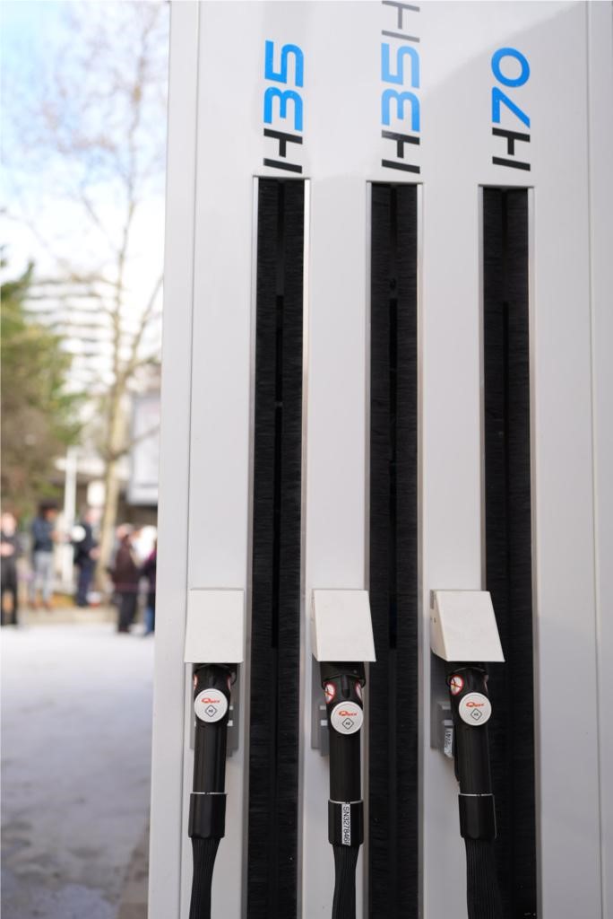 iledefrance's tweet photo. #DuNeufAvecMaRégion | Une 1re station de distribution d’hydrogène ouvre ses portes à @Issylesmoul

La #RégionIDF soutient 17 stations à hauteur de 2,2M€ en partenariat avec l’@ademe et l’UE.

Son but ? Multiplier par 4 la production d’énergie renouvelable francilienne en 2050. https://t.co/PMuKnkxOUa