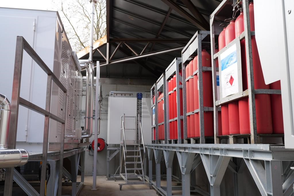 iledefrance's tweet photo. #DuNeufAvecMaRégion | Une 1re station de distribution d’hydrogène ouvre ses portes à @Issylesmoul

La #RégionIDF soutient 17 stations à hauteur de 2,2M€ en partenariat avec l’@ademe et l’UE.

Son but ? Multiplier par 4 la production d’énergie renouvelable francilienne en 2050. https://t.co/PMuKnkxOUa