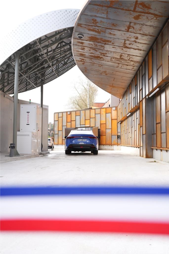 iledefrance's tweet photo. #DuNeufAvecMaRégion | Une 1re station de distribution d’hydrogène ouvre ses portes à @Issylesmoul

La #RégionIDF soutient 17 stations à hauteur de 2,2M€ en partenariat avec l’@ademe et l’UE.

Son but ? Multiplier par 4 la production d’énergie renouvelable francilienne en 2050. https://t.co/PMuKnkxOUa
