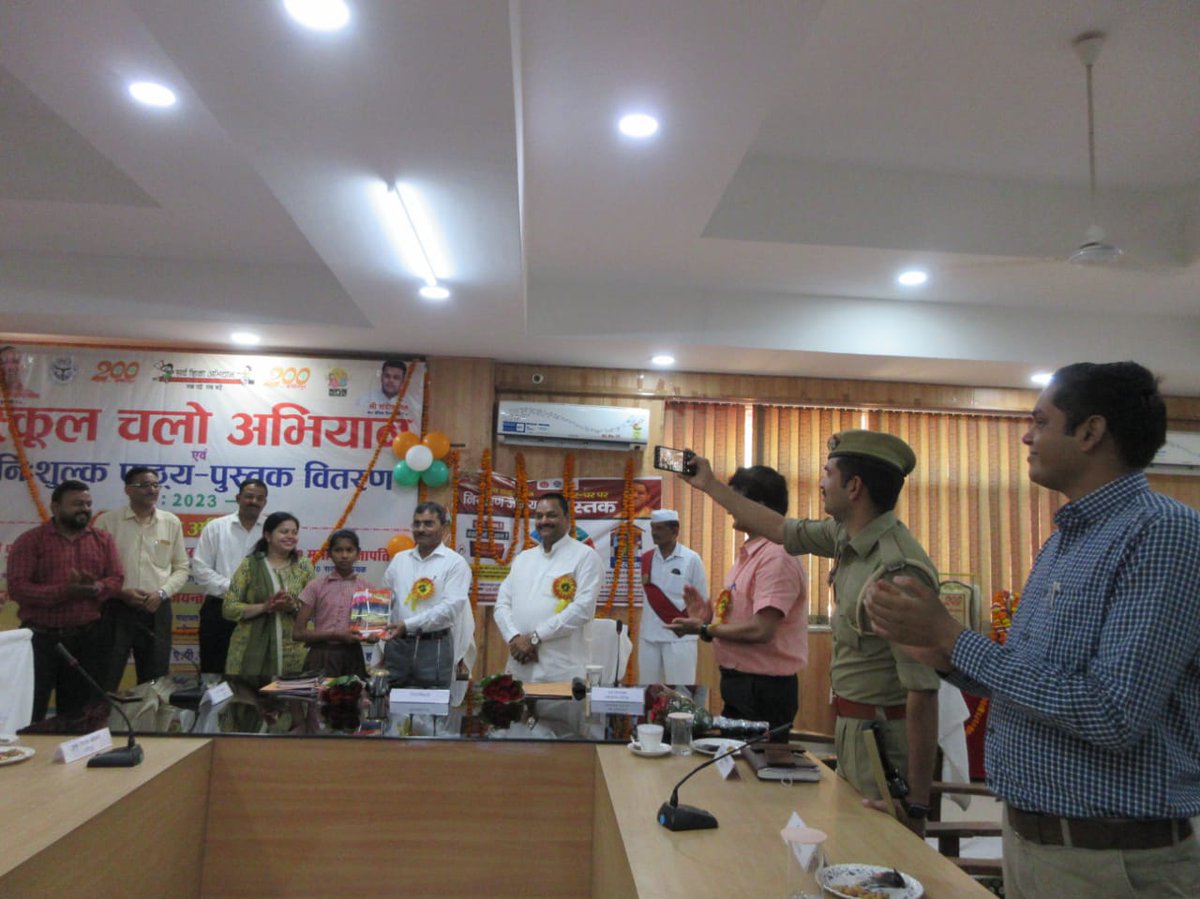 dmhamirpurup's tweet photo. #स्कूल_चलो_अभियान के शुभारंभ के अवसर पर जनपद वासियों से आह्वान किया कि अपने-अपने बच्चों को स्कूल चलो अभियान से जोड़ें तथा शत-प्रतिशत बच्चों का नामांकन कराएँ| इस मौके पर बेसिक स्कूलों के बच्चों को पाठ्य-पुस्तकें वितरित की गयी|
@CMOfficeUP
@UPGovt
@basicshiksha_up
@InfoDeptUP https://t.co/3PRwTCBrBa