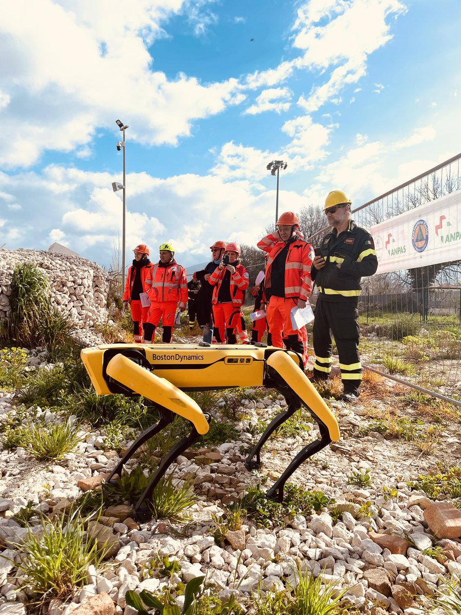 Anpasnazionale's tweet photo. ⛑️🎮🐶 UsarBot: al via la prima sperimentazione con cani robot con intelligenza artificiale per la ricerca e soccorso. I soggetti coinvolti: Anpas, Rice 
@unigenova, corso di laurea in infermieristica all Università degli studi di Perugia #Anpas #soccorso #robot #volontariato https://t.co/1JjITRjkMz