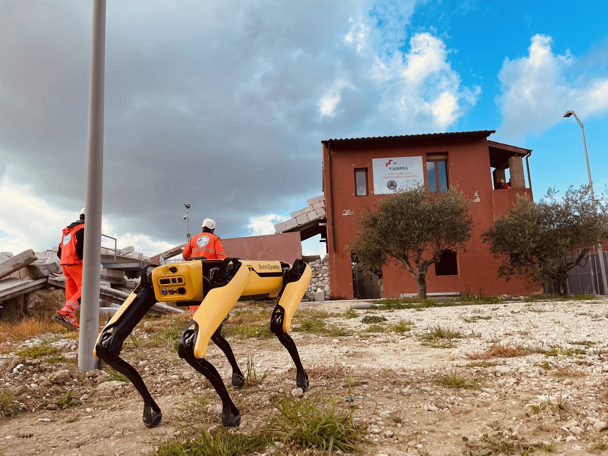 Anpasnazionale's tweet photo. ⛑️🎮🐶 UsarBot: al via la prima sperimentazione con cani robot con intelligenza artificiale per la ricerca e soccorso. I soggetti coinvolti: Anpas, Rice 
@unigenova, corso di laurea in infermieristica all Università degli studi di Perugia #Anpas #soccorso #robot #volontariato https://t.co/1JjITRjkMz