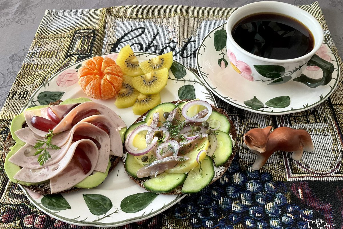 ASovij's tweet photo. +3˚C (day) -14˚C (night) sunny, hot day! 🔥
Today my restless soul needed something very Finnish for breakfast: sourdough rye sandwiches with pork/mushroom sausage, avocado and herring in dill sauce with sliced, boiled potato, red onion, cucumber and fruit, coffee. Soul healed! https://t.co/buYvrudCwc