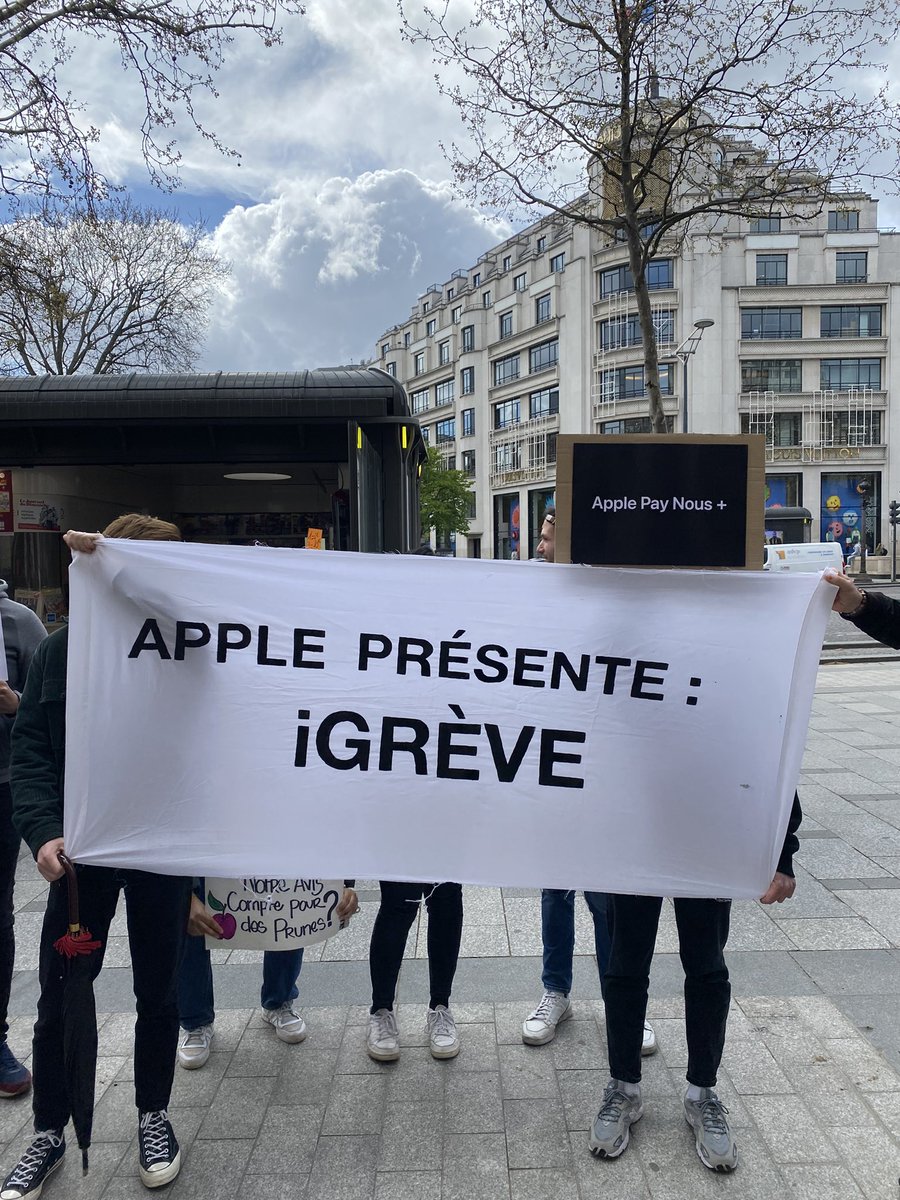 CgtAppleRetail's tweet photo. Devant l’Apple Store des Champs-Elysées (Paris, France) :
#AppleTogether #iGreve #iStrike #inflation #conditionsdetravail https://t.co/xegtWiBf9b
