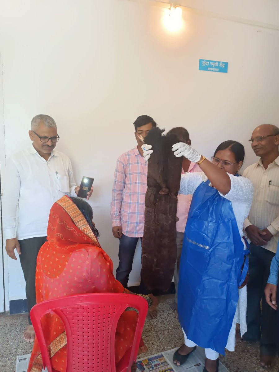 hamid_dabholkar's tweet image. अंद्धश्रद्धेचे ओझे चार किलो वजनाची साडे तीन फूट लांबीची जट आज सातारा अनिस कार्यकर्त्यांनी काढली