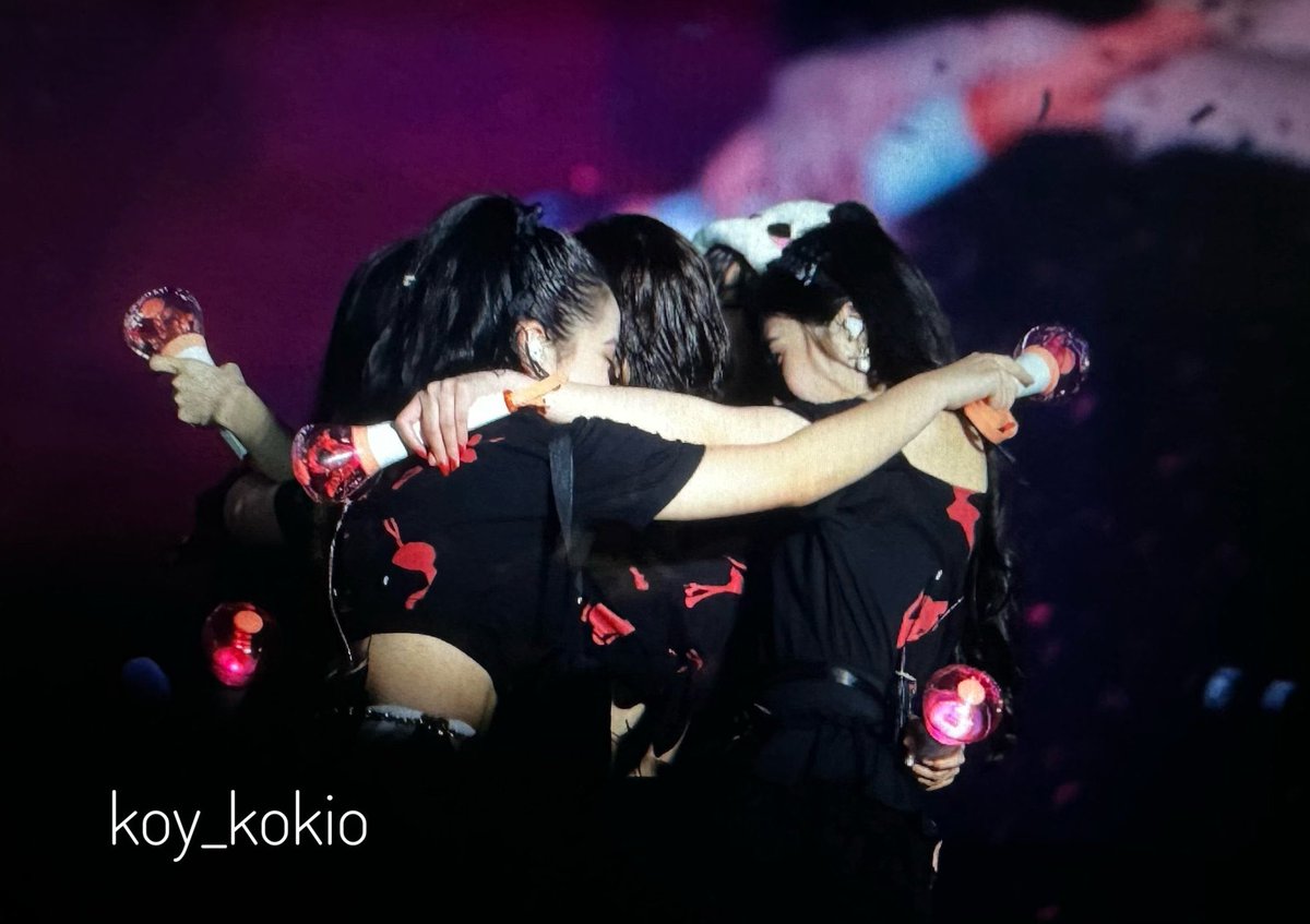 baecheesus's tweet photo. Red Velvet concert group hugs really hit different. Congratulations on your successful concert my loves 🥺 It’s truly a privilege to be your fan.

@RVsmtown 
💚💜💖💛💙 https://t.co/uH6EAmfnGC