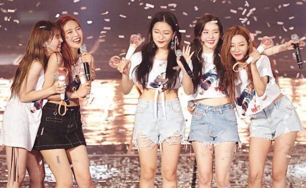 baecheesus's tweet photo. Red Velvet concert group hugs really hit different. Congratulations on your successful concert my loves 🥺 It’s truly a privilege to be your fan.

@RVsmtown 
💚💜💖💛💙 https://t.co/uH6EAmfnGC