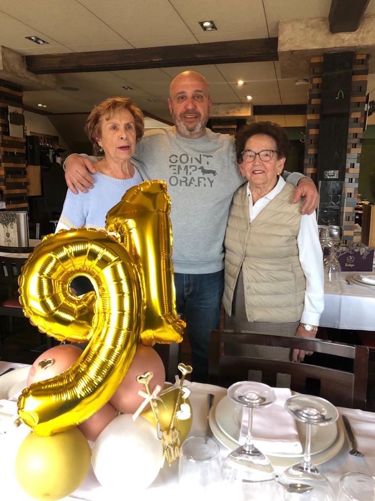 CesarTelenti's tweet photo. Así, tranquilamente, rodeado de 190 años de historia. Gracias a Sidrería Tonada de la Guía por este día tan especial!!!
Mi madre a la izquierda y mi tía a la derecha.
Ahora ya sabéis lo que es un lujo!!! 😂 https://t.co/vQvK8Fk5aQ