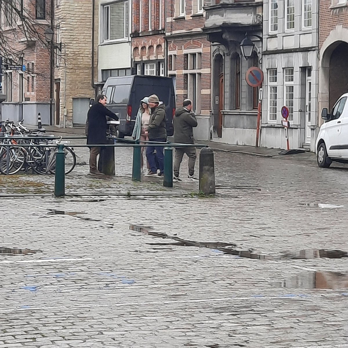 SchoonLier's tweet photo. En wie was op post op de vismarkt om 14u? Inderdaad, de burgemeester zelf, @RikVerwaest ! Helaas voor de fans van de kleur roos, het waren nog gewone Lierse vlaaikes. #twittelier #AprilFoolsDay #AprilFools #aprilvis @VRT @vrtnws https://t.co/zzbRmmCCTB
