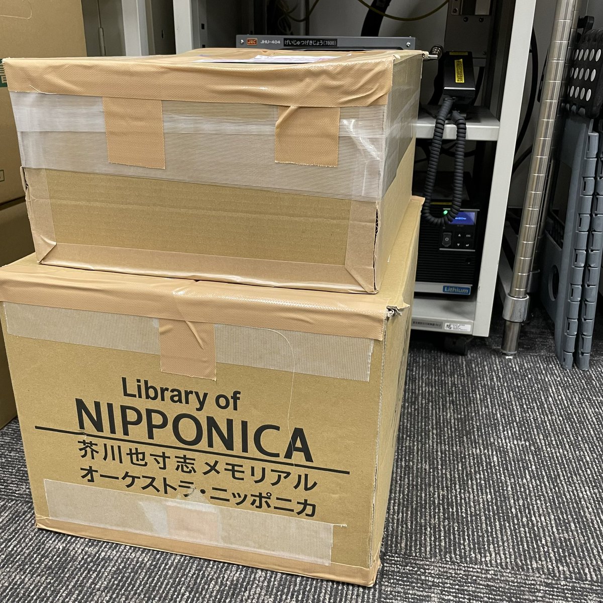 音大フェス最後の作業
楽譜の返却作業です！

楽譜ケースから譜面を取り出し、
レンタル出版社に
｢タプカーラ｣と｢春祭｣を返却します。
｢タプカーラ｣の最後に｢立つ！｣と
書かれた力強い文字は
今回限りの書き込みなので
消したりしました。
ライブラリアンの皆さん
ありがとうございました！