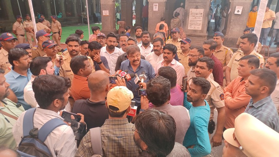 willtextuh's tweet photo. every Hindu can visit and Do puja, no one have the right to stop them for this.
Jitendar Awhad has extended the fight for the people by visiting to the Kalaram Temple.

@Awhadspeaks
#kalaram_temple https://t.co/VIvNwOFwgV