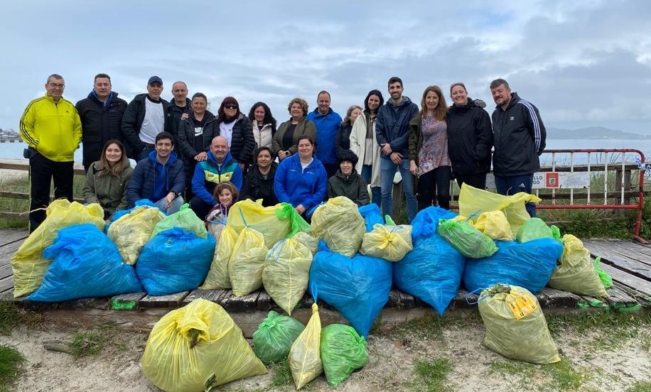 Nuriarosoto's tweet photo. Finalizamos!! 263.3kgs de basuraleza!! Plantas invasoras, plásticos, corcho. Muy, pero muy satisfechos de lo realizado! Gracias  #voluntariosAxa de la #DtOeste  @FundacionAXA @AXASegurosEs https://t.co/VcEbTwCuJd