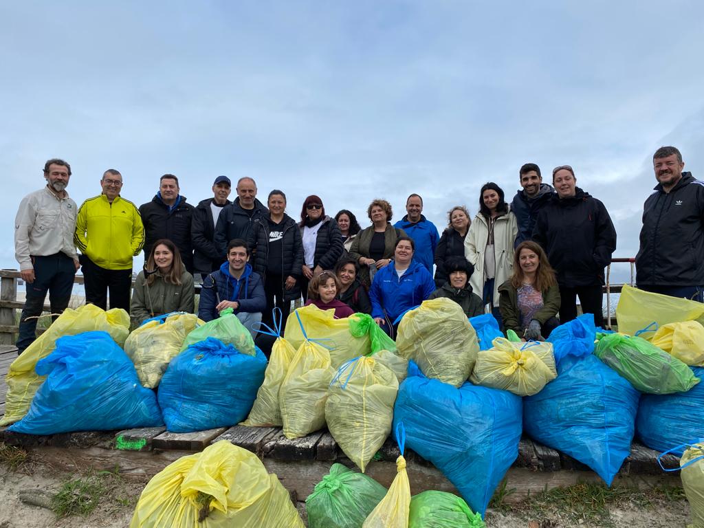 Finalizamos!! 263.3kgs de basuraleza!! Plantas invasoras, plásticos, corcho. Muy, pero muy satisfechos de lo realizado! Gracias  #voluntariosAxa de la #DtOeste  <a href="/FundacionAXA/">Fundación AXA</a> <a href="/AXASegurosEs/">AXA España</a>