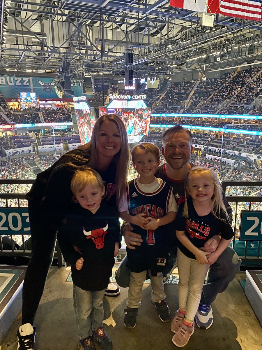 ABish250's tweet photo. Bulls Win!!! Bishop kids’ first @chicagobulls game! 🏀🖤❤️🤍 https://t.co/Bv5xTcQYk0