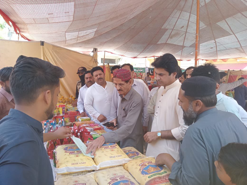 sindhinfodepart's tweet photo. بدین: ایم پی اے میر اللہ بخش ٹالپر ماتلی میں رمضان بچت بازار کا دورا کیا اس موقع پر اسسٽن�� کمشنر ماتلی نور احمد نے ایم پی اے کو بچت بازار کے متعلق بریفنگ دی ایم پی اے میر اللہ بخش ٹالپر نے کہا کہ وزیر اعلیٰ سندھ کی ہدایت پر ��چت بازار میں عوام کو دی گئی سہولت کا جائزہ لینے آیا ہوں https://t.co/QQkyZCGVBM