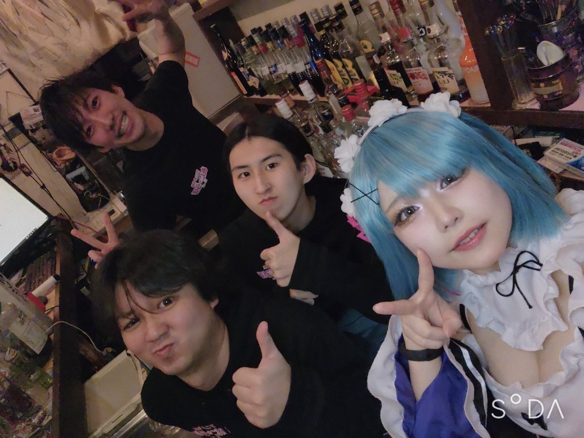 ani_labo's tweet image. 土曜日やってまっせ!
久々ひろき居るんで四人体制!と思いきやおーじ客席で飲んでやがる。仕事させてください。
おーじひろきおもちべぇこんで営業中の体裁です
#アニソン #お酒 #コスプレ