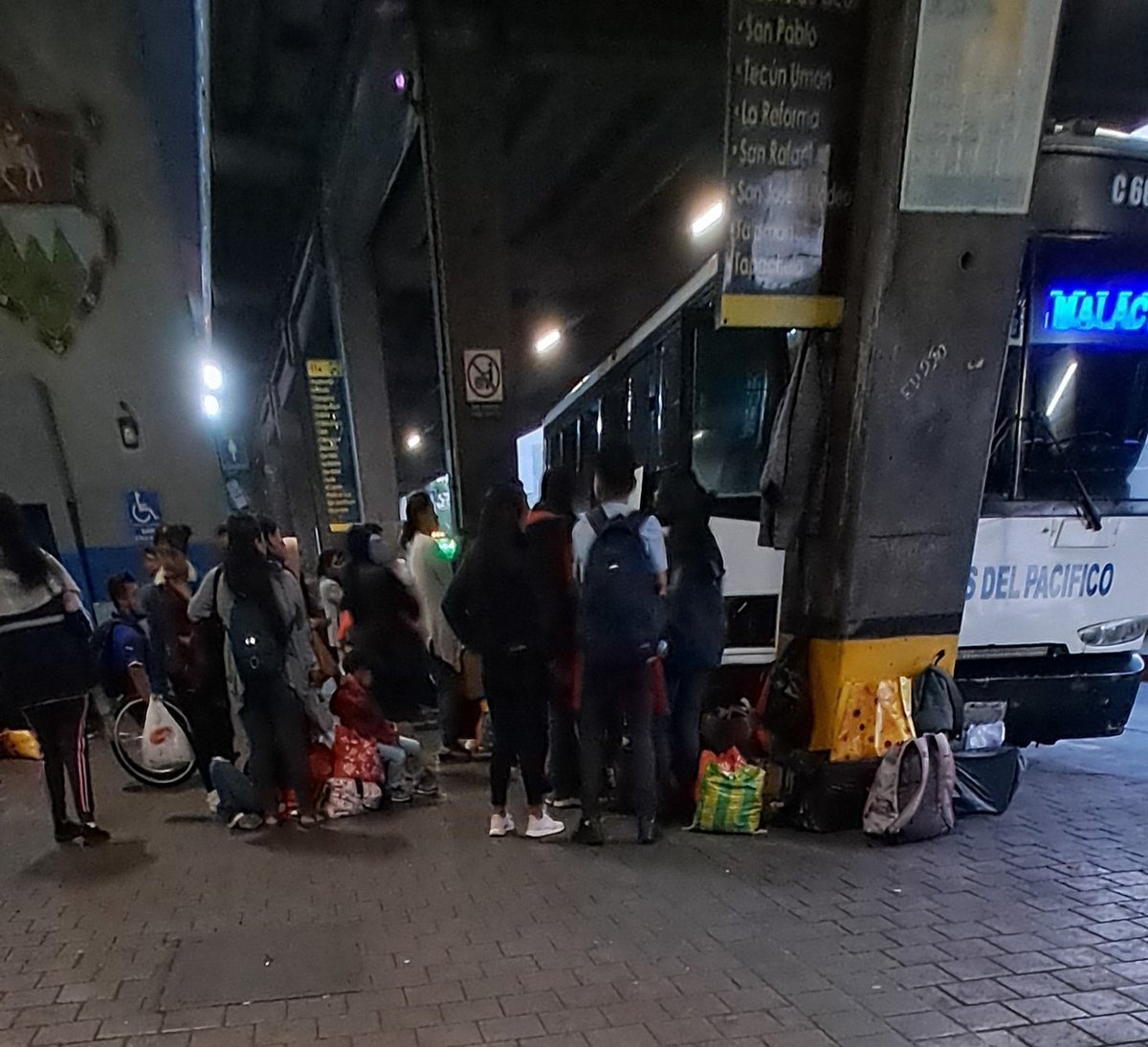 danielcollin01's tweet photo. Buses cargados y con alza en el precio del pasaje. #CentraSur #BusesAlSur . https://t.co/EPoQhf8tgY