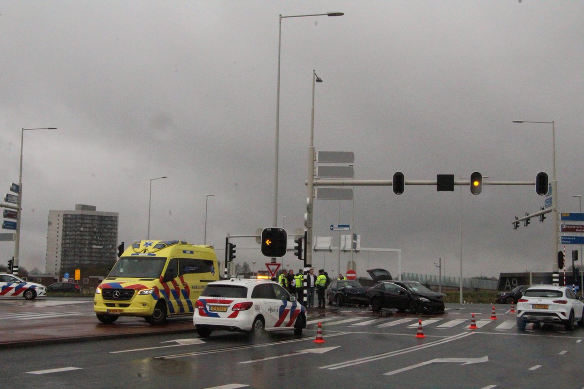 Flinke klapper tussen 2 auto's op de kruising Kromwijkdreef/Langbroekdreef in Amsterdam-zuidoost. 1 persoon is nagekeken en daarna meegenomen naar het ziekenhuis. Op het moment van het ongeval werkte de verkeerslichten niet. De politie gaat verder onderzoek doen.