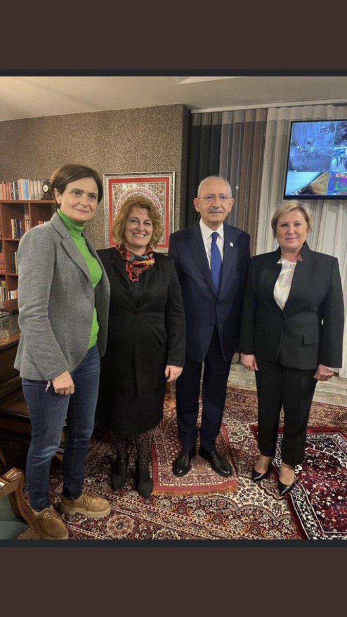 Türkiyemizin en büyük muhalefet partisinin genel başkanı ve istanbul gibi bir metropolün il başkanı nasıl olurda bu denli dikkatsiz olabilir ? Görmedim diyerek özür dilenebilecek kadar basit midir ? Çevresindekiler ne işe yarar ? Canımızı yakan bu görüntüyü halkımızın takdirine