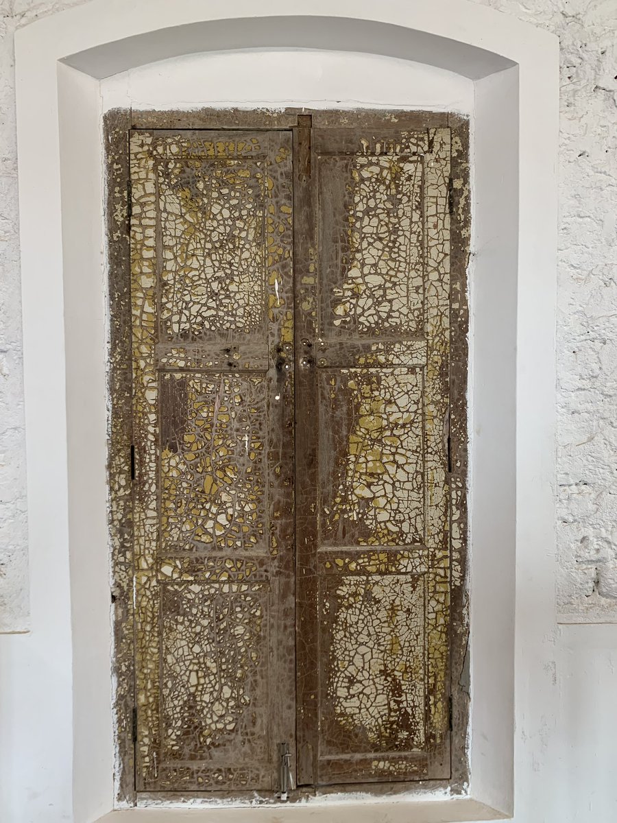theabhayk's tweet photo. A door at Pepper House #FortCochin #Kerala @KochiBiennale Artist: Time. @fortcochin https://t.co/JnEOaKt3hh